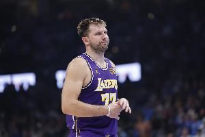  死亡&税收&077半场20+ 东契奇赛季至今出战10场 7次上半场就砍20+