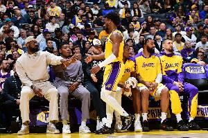  😂里夫斯：布朗尼在NBA打首发 詹姆斯却被下放G联盟了 太棒了