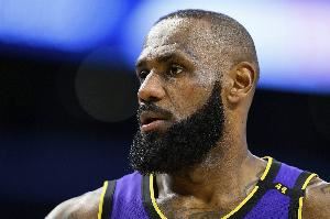  来了！詹姆斯三分命中得到赛季首分 同时生涯三分数追平雷吉-米勒